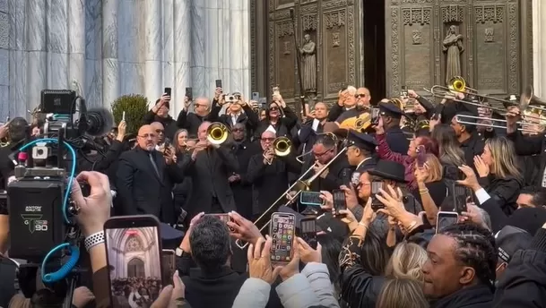Familiares, amigos y fanáticos de Willie Colón asistieron a la misa en la Catedral de San Patricia en Manhattan para despedirse del legendario artista / Captura