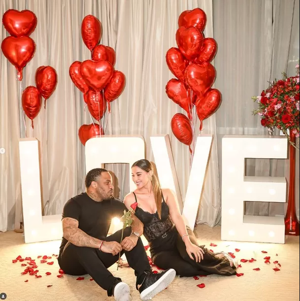Globos, pétalos, luces y una rosa que selló el momento: así celebraron Jefferson Farfán y Xiomy Kanashiro. Foto: Instagram