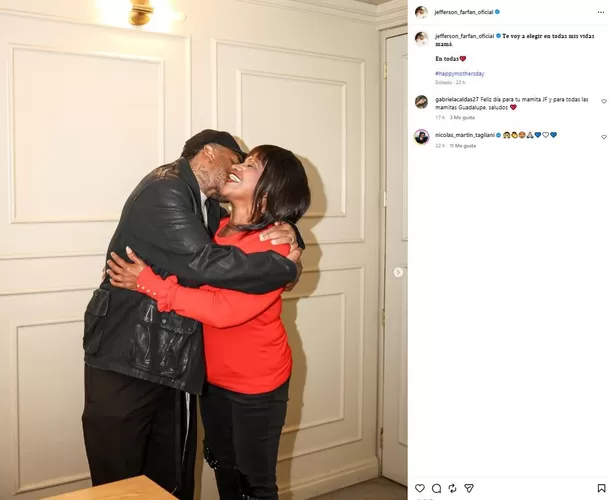 Jefferson Farfán compartió solo una fotografía junto a su mamá Doña Charo / Instagram