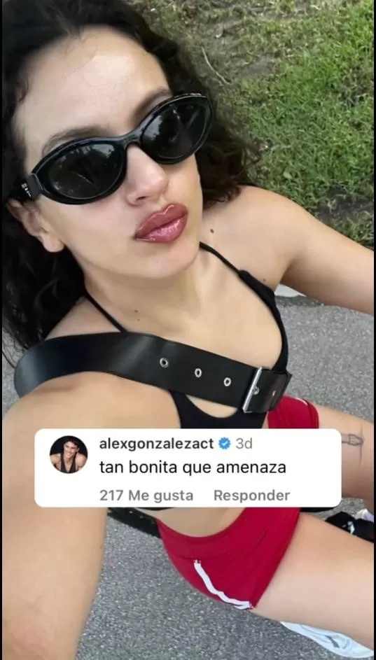 Este es el comentario que el actor Álex González escribió en una publicación de Rosalía que encendió las alarmas / Foto: Instagram 