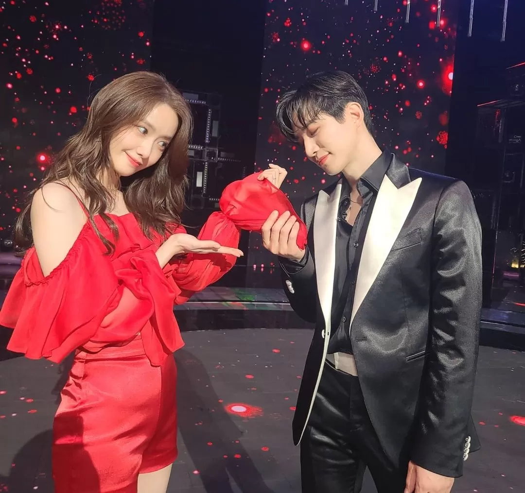 YoonA y Lee Junho en una presentación. Foto: Instagram (@le2jh)