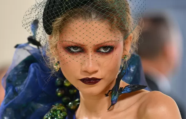 Zendaya luce un maquillaje inspirado en John Galliano. Fuente: AFP