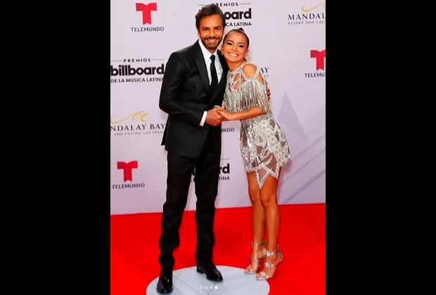 Eugenio Derbez celebra reciente gala de los Billboard junto a Isabela Moner