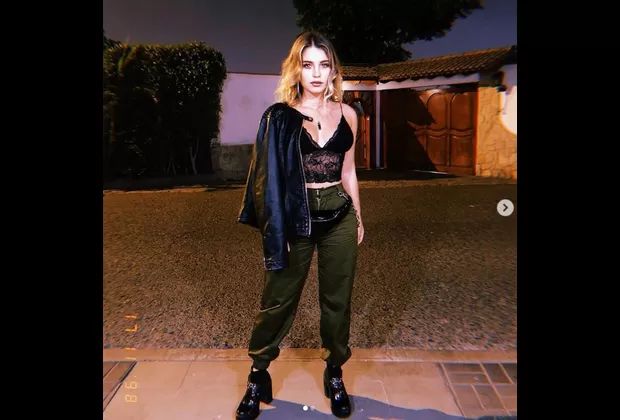 Flavia Laos alborota Instagram con esta fotografía junto a J Balvin 