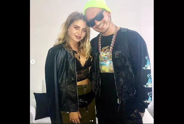 Flavia Laos alborota Instagram con esta fotografía junto a J Balvin 