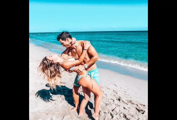 Flavia Laos y Patricio Parodi se lucen enamoradísimos y emprenden nuevo viaje