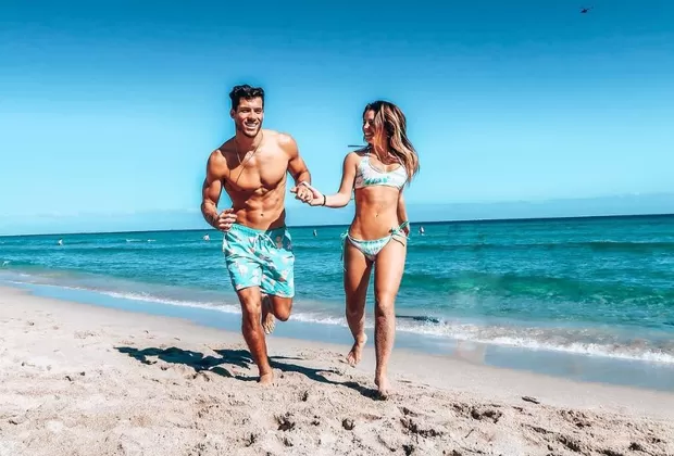 Flavia Laos y Patricio Parodi se lucen enamoradísimos y emprenden nuevo viaje