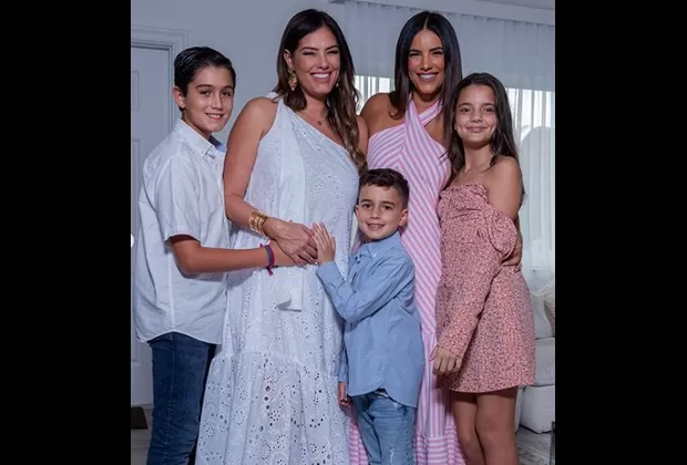 Gaby Espino aparece junto a su hermana menor y anuncia la llegada de un nuevo bebé