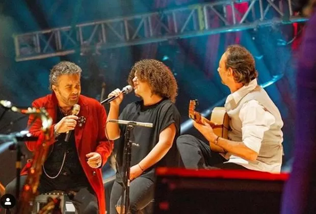 Manuel Mijares celebra este éxito musical junto a su hija con Lucero Hogaza