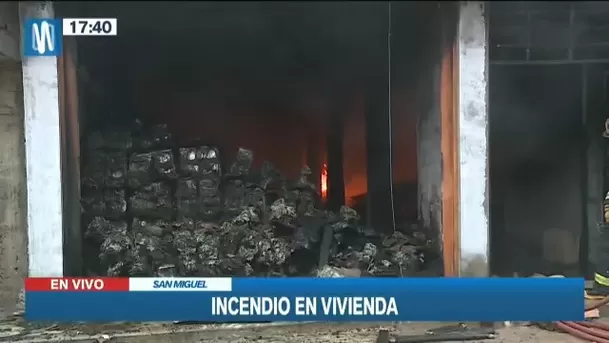 Así quedo el primer piso donde se almacenaban cajas tras el incendio en San Miguel - Foto: Canal N