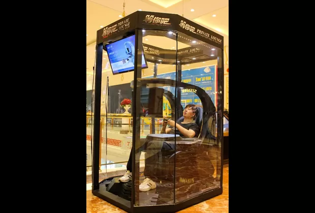 Instalan cabinas para dormir en centro comercial mientras la pareja va de compras