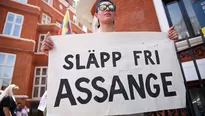 Manifestante pide la libertad de Julian Assange en Londres. Foto: AFP