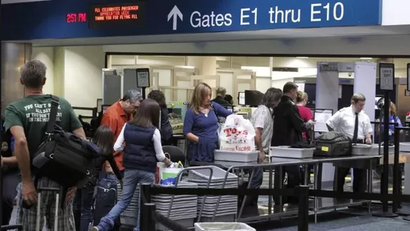 Las autoridades estadounidenses anunciaron el martes la prohibición de computadoras portátiles y tabletas en la cabina de los vuelos de nueve compañías aéreas procedentes de Turquía. (Vía: El País)