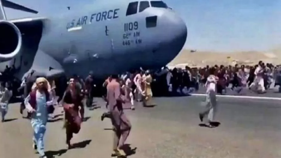 Afganistán: Hallan "restos humanos" en tren de aterrizaje de avión de Estados Unidos que partió de Kabul. Imagen: Captura de video AFP