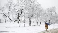 Un anciano afgano caminar por el camino lleno de nieve. (V&iacute;a: AFP)