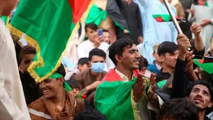 Afganistán: Manifestantes desafían a los talibanes ondeando la bandera afgana el Día de la Independencia. Foto: EFE / Video: AFP