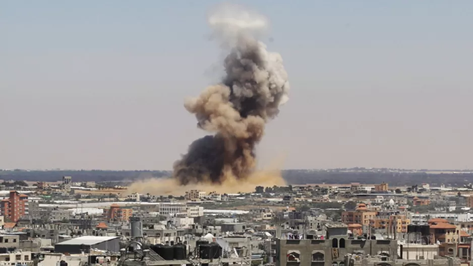 Polvo y humo salen después de un ataque israelí a Rafah. (Foto: AFP)