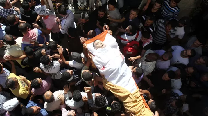 Palestinos cargan el cadáver del Hashem Abu Marieh de 48 años. (Foto: AFP) Palestinos cargan el cadáver del Hashem Abu Marieh de 48 años. (Foto: AFP)