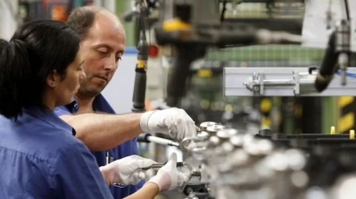Trabajar menos horas a la semana también podría convencer a quienes no están dispuestos a trabajar una semana completa. Trabajar menos horas a la semana también podría convencer a quienes no están dispuestos a trabajar una semana completa.