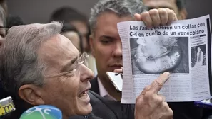 Expresidente Álvaro Uribe habla con la prensa después de emitir su voto en un referéndum para ratificar un acuerdo histórico de paz para poner fin a la guerra de 52 años de Colombia. (Vía: AFP)