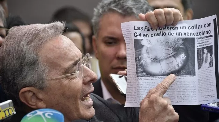 Expresidente Álvaro Uribe habla con la prensa después de emitir su voto en un referéndum para ratificar un acuerdo histórico de paz para poner fin a la guerra de 52 años de Colombia. (Vía: AFP)