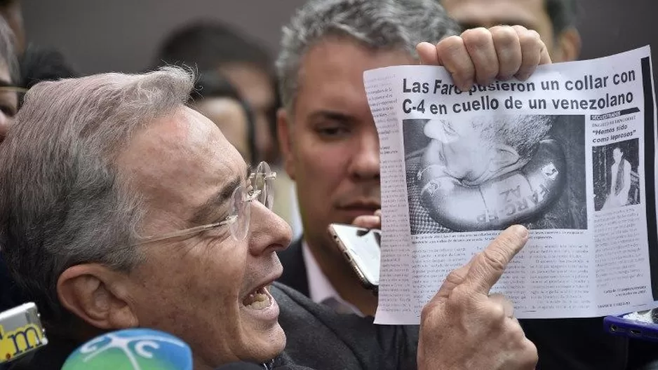 Expresidente Álvaro Uribe habla con la prensa después de emitir su voto en un referéndum para ratificar un acuerdo histórico de paz para poner fin a la guerra de 52 años de Colombia. (Vía: AFP)