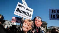 Un manifestante usando la m&aacute;scara de Angela Merkel. (V&iacute;a: AFP)