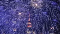 Fuegos artificiales explotan sobre el edificio del Empire State en Nueva York. (V&iacute;a: AFP)