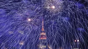 Fuegos artificiales explotan sobre el edificio del Empire State en Nueva York. (V&iacute;a: AFP)