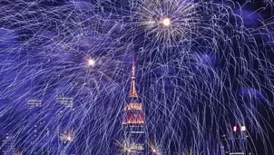 Fuegos artificiales explotan sobre el edificio del Empire State en Nueva York. (V&iacute;a: AFP)