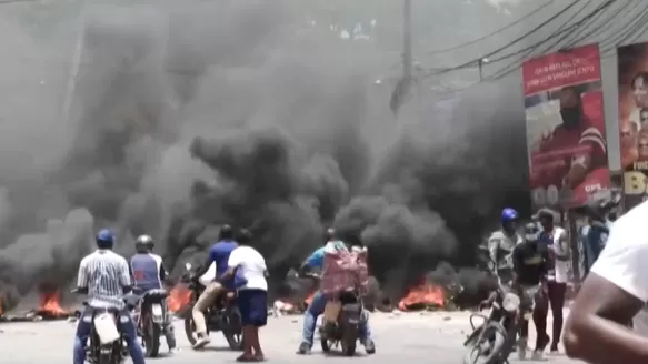 Población buscó que buscar justicia con sus propias manos y atacó a los delincuentes que fueron detenidos por la policía / Captura: Canal N