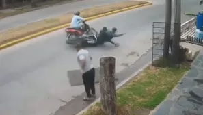 En Argentina, un comerciante no dudó en usar una reja para impedir que unos delincuentes escapen. / Video: Monumental AM 1080