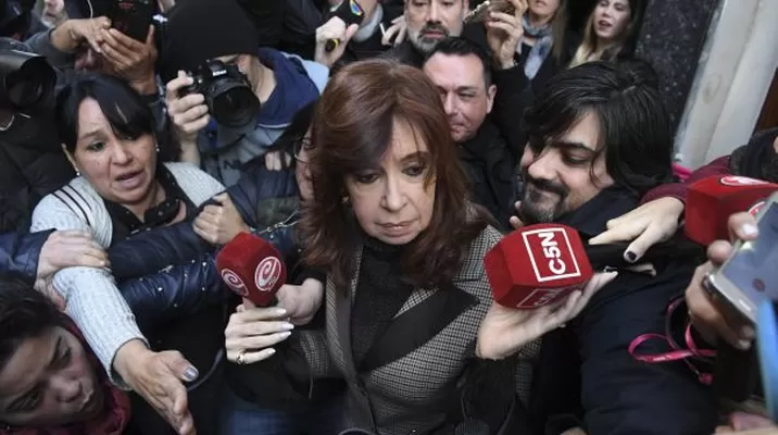 En medio de un fuerte operativo de seguridad, la ex jefa de Estado se presentó hoy en los tribunales federales de Buenos Aires. (Foto: AFP) En medio de un fuerte operativo de seguridad, la ex jefa de Estado se presentó hoy en los tribunales federales de Buenos Aires. (Foto: AFP)