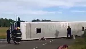 Argentina: Dos niñas murieron y varios resultaron heridos tras volcar un bus. Foto: Multimedios