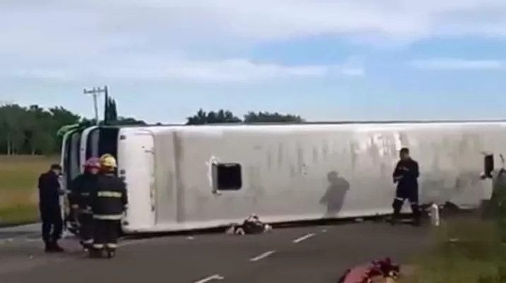 Argentina: Dos niñas murieron y varios resultaron heridos tras volcar un bus. Foto: Multimedios