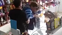 El delincuente robaba mientras distraía a la vendedora del local. / Video: Canal N