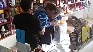 El delincuente robaba mientras distraía a la vendedora del local. / Video: Canal N