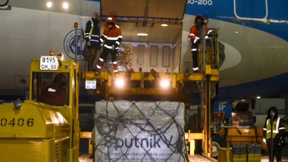 Argentina recibe primer lote de 300 000 vacunas Sputnik V contra la COVID-19 . Foto: AFP