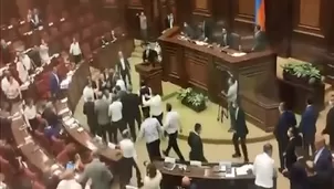 Armenia: Legisladores se agarran a golpes en el Parlamento. Foto referencial: Captura