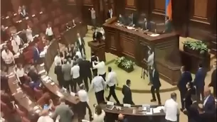 Armenia: Legisladores se agarran a golpes en el Parlamento. Foto referencial: Captura