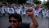 Miguel &Aacute;ngel Jim&eacute;nez en una manifestaci&oacute;n por los estudiantes desaparecidos en Iguala, Guerrero. (V&iacute;a: The Telegraph)