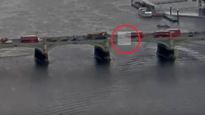 Un video de una cámara de seguridad obtenido por la cadena BBC muestra cómo fue el comienzo del atentado. (Vía: BBC) Un video de una cámara de seguridad obtenido por la cadena BBC muestra cómo fue el comienzo del atentado. (Vía: BBC)