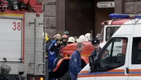 Servicios de emergencia y vehículos son vistos en la entrada de la estación del metro en San Petersburgo. (Vía: AFP)