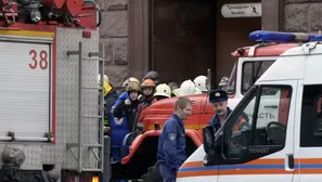 Servicios de emergencia y vehículos son vistos en la entrada de la estación del metro en San Petersburgo. (Vía: AFP)