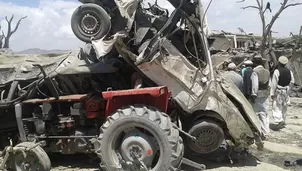 Veh&iacute;culos destrozados se ven en la escena de un ataque suicida en un mercado en el distrito de Urgun, provincia de Paktika. (Foto: AFP)