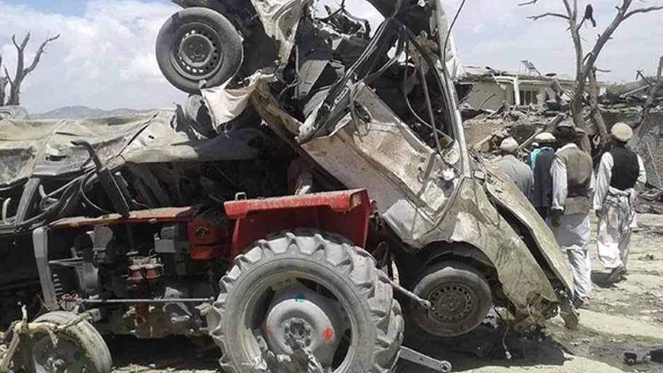 Veh&iacute;culos destrozados se ven en la escena de un ataque suicida en un mercado en el distrito de Urgun, provincia de Paktika. (Foto: AFP)