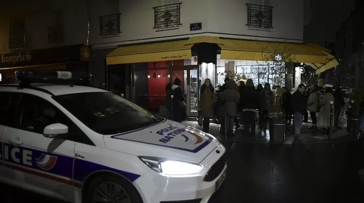 Un carro de policía frente a la entrada del teatro Bataclán. (Vía: AFP) Un carro de policía frente a la entrada del teatro Bataclán. (Vía: AFP)