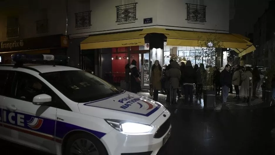 Un carro de policía frente a la entrada del teatro Bataclán. (Vía: AFP)