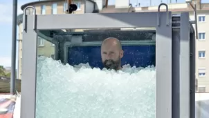 Austria: hombre bate récord mundial al estar más de 2 horas en cabina llena de hielo. Foto: AFP/Video: Canal N