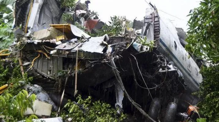 El siniestro del avión se produjo dos minutos después de su despegue. (Vía: Twitter) El siniestro del avión se produjo dos minutos después de su despegue. (Vía: Twitter)